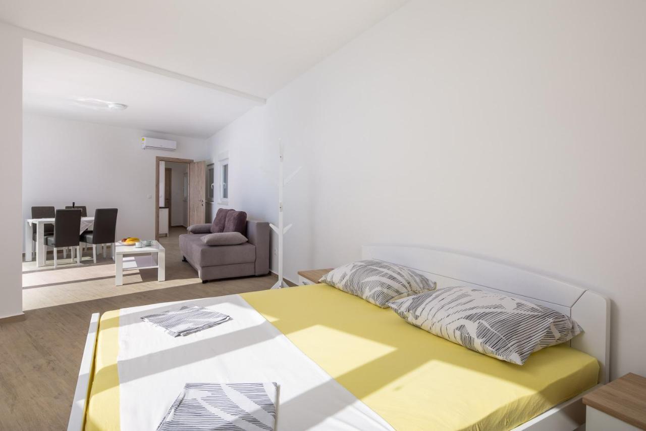 Absolute Beach Holidays Apartment Dugi Rat Exterior photo