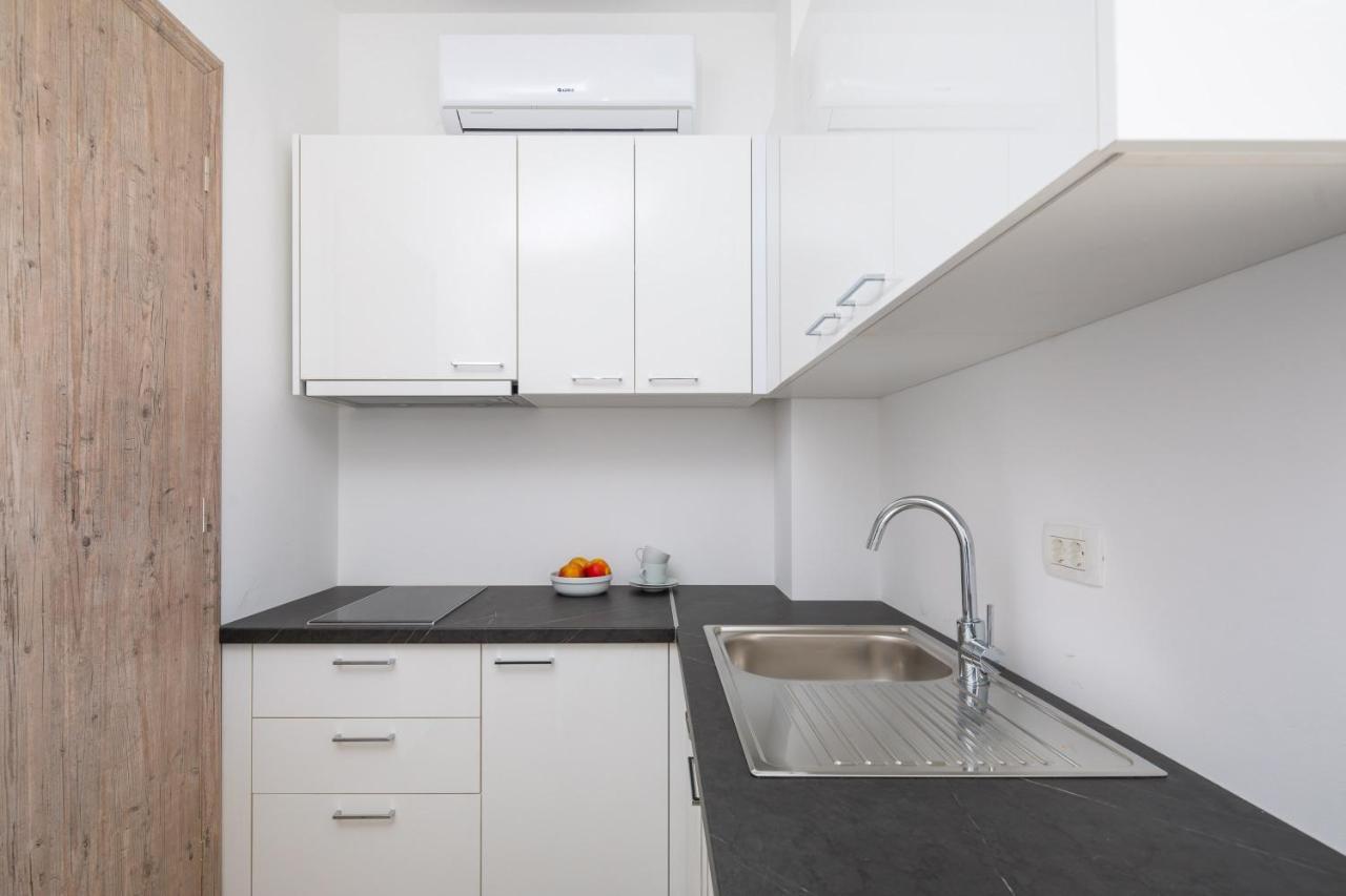 Absolute Beach Holidays Apartment Dugi Rat Exterior photo