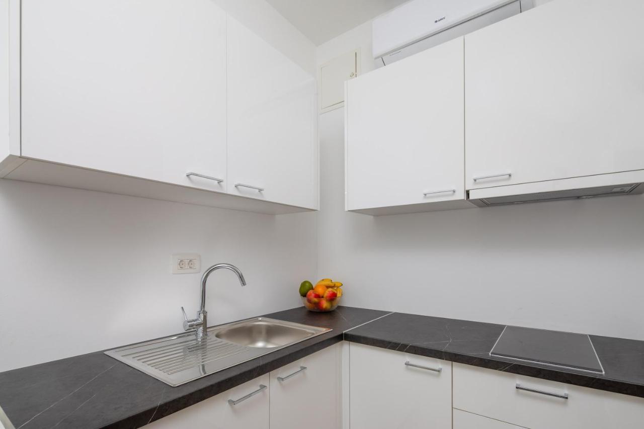 Absolute Beach Holidays Apartment Dugi Rat Exterior photo