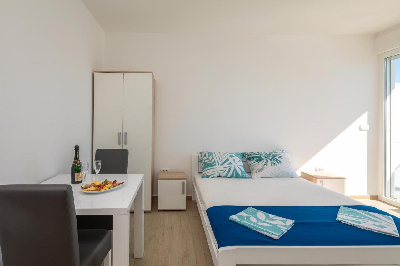 Absolute Beach Holidays Apartment Dugi Rat Exterior photo