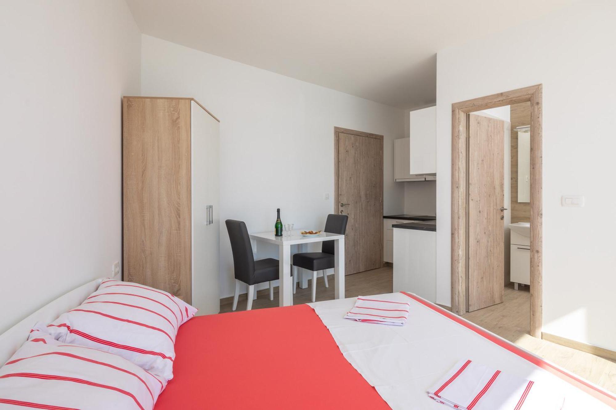 Absolute Beach Holidays Apartment Dugi Rat Exterior photo