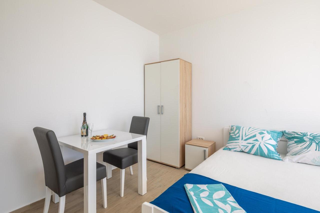 Absolute Beach Holidays Apartment Dugi Rat Exterior photo