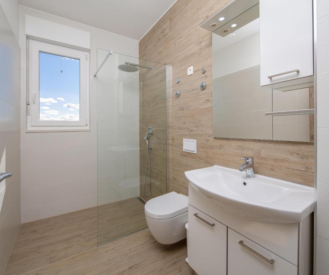 Absolute Beach Holidays Apartment Dugi Rat Exterior photo