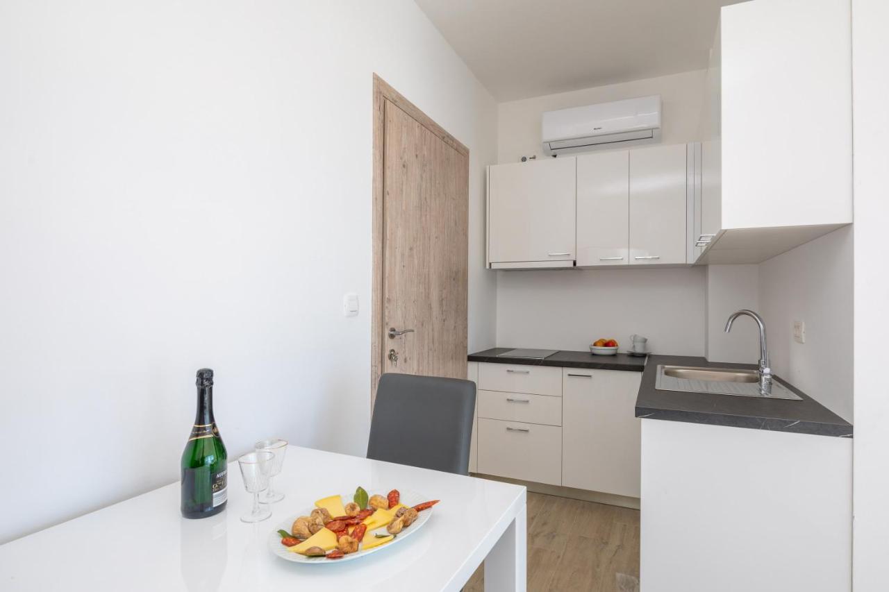 Absolute Beach Holidays Apartment Dugi Rat Exterior photo