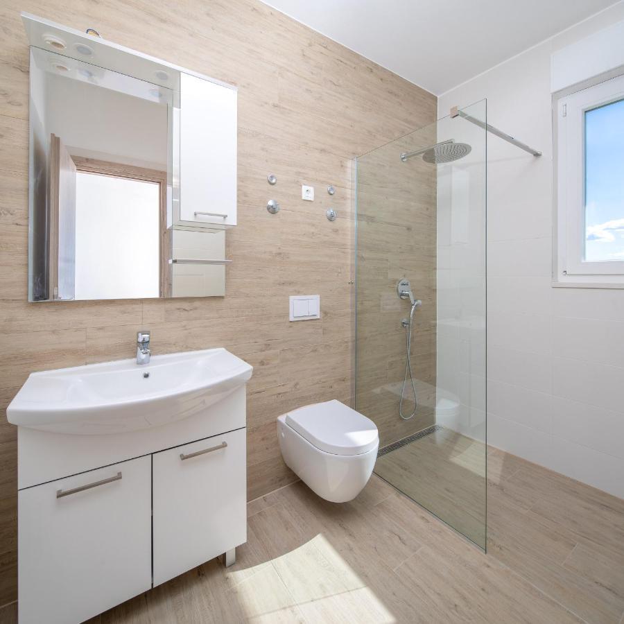 Absolute Beach Holidays Apartment Dugi Rat Exterior photo