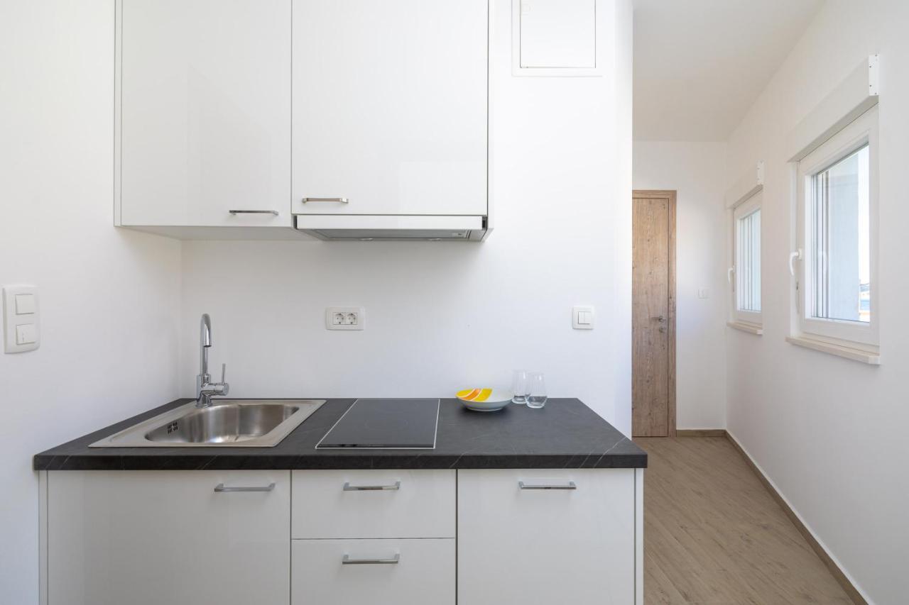 Absolute Beach Holidays Apartment Dugi Rat Exterior photo